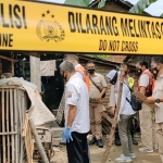 Polisi bersama tim medis Puskesmas Mlarak saat mendatangi lokasi penemuan mayat jabang bayi di kandang ayam.