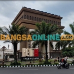 Bangunan monumen Simpang Lima Gumul yang berdiri megah masih menyimpan persoalan soal kepemilikan tanah di kawasan tersebut. Foto: MUJI HARJITA/ BANGSAONLINE