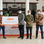 SIMBOLIS: Penyerahan bantuan untuk nakes Sidoarjo dari Japfa Peduli, di Pendapa Delta Wibawa, Jumat (13/8/2021). foto: istimewa