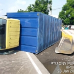 Alat berat didatangkan untuk mengevakuasi truk.