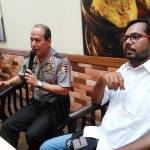 Juru bicara Polri Boy Rafli Amar (kiri) dan Koordinator Kontras Haris Azhar (kanan) menggelar konferensi pers penghentikan sementara kasus Haris Azhar, Rabu (10/8).