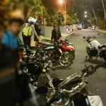 Petugas saat mengamankan sejumlah motor yang terlibat dalam aksi balap liar beserta pengemudinya yang masih di bawah umur.