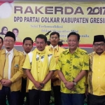 Bupati Gresik Sambari Halim Radianto bersama Ketua DPD Golkar Jatim Nyono Suharli Wihandoko saat Rakerda Golkar Gresik. foto: SYUHUD/ BANGSAONLINE