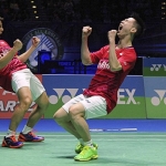 Pasangan pebulutangkis Indonesia, Kevin Sanjaya Sukamuljo (kanan) dan Marcus Fernaldi Gideon meluapkan kemenangannya. 