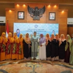 Ketua TP PKK Trenggalek, Novita Hardini, saat foto bersama dengan peserta pondok Ramadan.