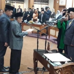 Ketua DPRD Gresik Abdul Hamid saat melantik Ahmad Nurhamim. foto: SYUHUD/ BANGSAONLINE