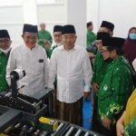 Prof Dr KH Asep Saifuddin Chalim, MA, saat mengantar pada ketua dan sekretaris PW Pergunu untuk menyaksikan perkembangan usaha Pondok Pesantren Amanatul Ummah di Pacet Mojokerto, Sabtu (16/10/2021). Foto: BANGSAONLINE.com