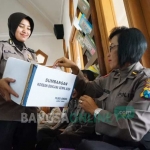 Salah satu Polwan saat meminta sumbangan untuk korban gempa Aceh kepada rekan sesama polwan. foto: RONY S/ BANGSAONLINE