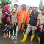 Gus Irsyad dampingi Gus Ipul tinjau warga yang kena musibah banjir beberapa waktu lalu.