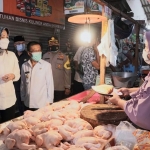 Wali Kota Batu, Hj. Dewanti Rumpoko saat meninjau harga-harga bahan pokok di Pasar Besar Batu. foto: ist.