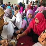 Ibu-ibu yang mengkuti pelatihan membatik tampak serius.