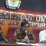 Dr. Abdul Chalik (tengah),  Sekretaris Tim Seleksi rekrutmen Komisioner KPU Jatim tambahan saat jumpa pers di Media Center KPU Jatim. foto: Didi Rosadi/bangsaonline.com