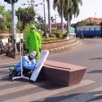 Petugas Satlantas Polres Tuban menggelar aksi teatrikal menampilkan seorang pasien Covid-19 yang meninggal lengkap dengan batu nisan guna mengingatkan masyarakat yang tidak memakai masker.