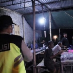 Patroli yang digelar Polresta Sidoarjo ke sejumlah warung kopi.