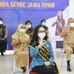 Ketua Tim Penggerak PKK Kabupaten Kediri Eriani Annisa Haninditho (Mbak Chica) saat dikukuhkan sebagai Bunda GenRe Kabupaten Kediri. (foto: ist)