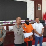 Wakapolres Mojokerto Kota, Kompol Supriono, saat konferensi pers terkait kasus penipuan.