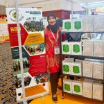 Sumini bersama produk olahan semanggi dan semanggi instan miliknya saat event IIFEX (Indonesia International Food Expo) di Grand City Surabaya, 27-30 Juni 2024. Foto: Ist.