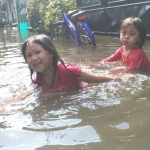 Banjir di wilayah Perumahan Gempol  Asri yang dimanfaatkan anak-anak perumahan bermain air. Foto: SUPARDI/BANGSAONLINE