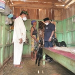 Nenek Saliha saat disambangi Bupati Situbondo Karna Suswandi, Ahad (15/8/2021). foto: ist.