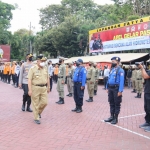 Bupati Malang saat melakukan inspeksi pasukan.