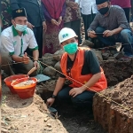 Gus Barra meletakkan batu pertama untuk pembangunan rumah warga di Desa Mojogeneng yang mengalami musibah kebakaran.