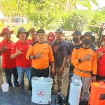 BPEK dan Baguna PDIP Jember bersiap turun ke lapangan untuk membantu penyemprotan disinfektan ke ternak sapi.