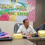 Komisi III DPRD Gresik saat memberikan keterangan pers. foto: SYUHUD/ BANGSAONLINE