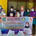 Ufiq Zuroida bersama anak yatim saat pemberian santunan. (foto: SYUHUD/ BANGSAONLINE)