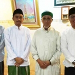 Khoirul Huda (dua dari kiri) saat sowan ke kediaman pengasuh Ponpes Mambaus Sholihin KH. Masbuchin Faqih, Suci, Manyar. foto: syuhud/ bangsaonline