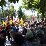 Mahasiswa yang melakukan demo terlibat bentrok dengan polisi. foto: RONY S/ BANGSAONLINE