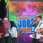 Para pencari kerja saat berada di area Trenggalek Job Fair di Hotel Hayam Wuruk Trenggalek. foto: HERMAN/ BANGSAONLINE