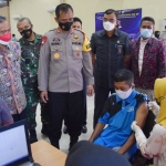 Kapolres Pamekasan AKBP Rogib Triyanto memantau langsung giat vaksinasi yang dilaksanakan oleh jajarannya.