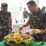 Danrem 083/Bdj Kolonel Inf Zainudin turut hadir dan menyerahkan potongan tumpeng kepada Dansatgas TMMD 106, dalam hal ini Dandim 0818.