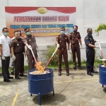 Pemusnahan BB di halaman Kantor Kejaksaan Negeri Pamekasan.