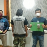 Tersangka diapit petugas berikut barang bukti yang berhasil diamankan.