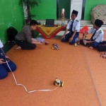 Empat santri Ponpes Mambaus Sholikin saat menunjukkan robot Soccer. foto: AKINA/ BANGSAONLINE