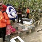 Ziarah ke makam KH BNawawi, komandan Laskar Sabilillah.