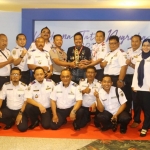 Wabup Moh. Qosim bersama Kadishub Nanang Setiawan dan staf usai dapat penghargaan WTN. foto: ist