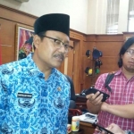 Gus Ipul saat memberikan keterangan persnya di Ruang Kerja Wagub Jatim. Foto: YUDI A/BANGSAONLINE