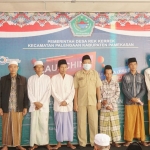 Badan Usaha Milik Desa (BUMdes) Rek Kerrek, Kecamatan Palengaan, Kabupaten Pamekasan menyalurkan bantuan sosial (bansos) berupa uang tunai kepada masyarakat setempat, Selasa (27/4/2021). (foto: ist)