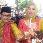 Sutiaji dan istri barunya menunjukan jari bertinta usai nyoblos di TPS 4 Jatimulyo, Rabu (27/06). foto: Iwan Irawan/ Bangsaonline