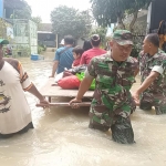 BERJIBAKU: Banjir akibat luapan Kali Lamong dan Anak Kali Lamong yang melanda Kecamatan Menganti, Kabupaten Gresik, membuat petugas TNI dari Koramil 0817/04 Menganti ikut berjibaku membantu evakuasi korban.

Petugas TNI mengevakuasi korban ke tempat yang lebih aman. Di antara korban banjir yang dievakuasi adalah warga yang tinggal di Perumahan Omah Indah Menganti.

Dengan menggunakan gerobak dan papan kayu, TNI mengevakusi korban secara bergantian. Terutama, para korban dari kalangan orang tua dan anak-anak. FOTO: Ist.