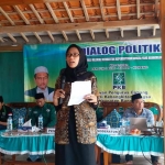 Nabila Mondiri saat memberikan materi pendidikan politik.