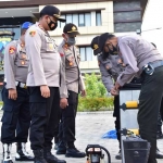 Wakapolresta Sidoarjo AKBP Deny Agung Andriana melakukan pengecekan kesiapan personel dan perlengkapan siaga bencana.