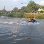 Proses pencarian korban oleh BPBD dengan metode berputar-putar di titik tenggelamnya korban. Teknik itu bertujuan mengangkat korban dari dasar sungai.