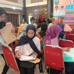 Para pencari kerja memadati gedung Rato Ebu untuk menghadiri Job Fair Bangkalan 2019.