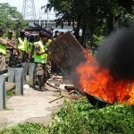 Ratusan petugas gabungan Satpol PP, TNI, Polri sebanyak 150 personel, kembali menertibkan bangunan liar di sepanjang jalan raya arteri Porong, Rabu (18/4) siang.