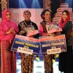 Juara satu kakang mbakyu Trenggalek diapit istri Bupati Trenggalek, Arumi Bachsin (kanan) dan Istri Wabup, Novita Hardiny kiri.