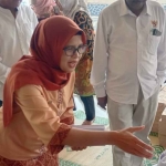 Bupati Blitar, Rini Syarifah, saat menyalami salah satu anak yatim.