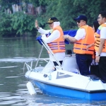 Gubernur Jatim, Khofifah Indar Parawansa meninjau sungai Brantas sisi Surabaya. Khofifah juga membersihkan sampah yang ada di permukaan sungai dan melepas bibit ikan. foto: ist